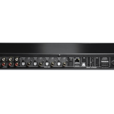 Equipamento áudio profissional metálico preto com várias entradas, botões e conectores