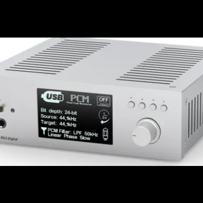 Amplificador digital Prö Box RS2 Digital em caixa metálica prateada com visor digital e botões de controlo