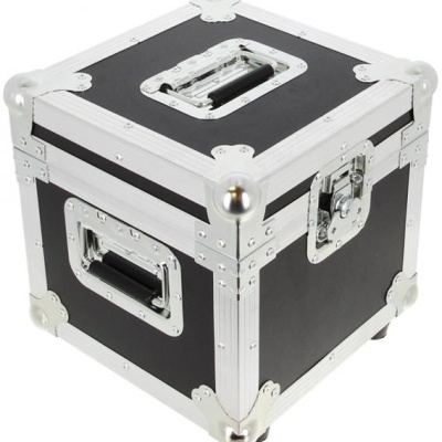 Mala rígida cúbica preta com estrutura metálica prateada e alças de transporte.