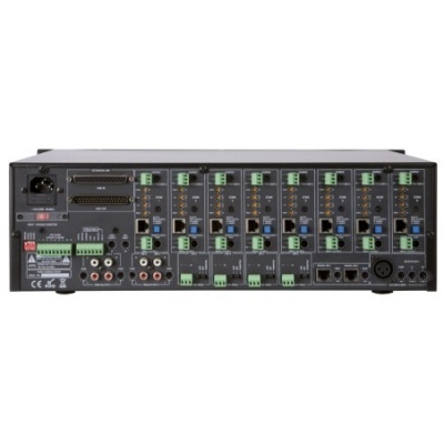 Amplificador profissional preto com múltiplas entradas e saídas, conectores XLR, RCA e terminais de parafuso.