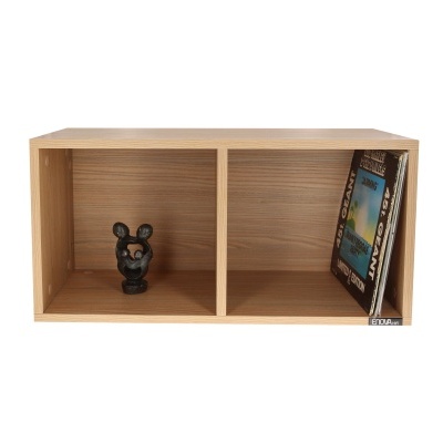 Estante de madeira com figura preta e livro vertical