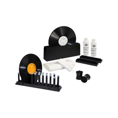 Kit de limpeza de discos de vinil com suportes, líquidos de limpeza, pincéis e panos em fundo branco