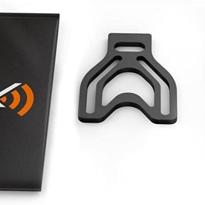 Conjunto de acessórios pretos com bolsa AUDIBAX sobre fundo branco