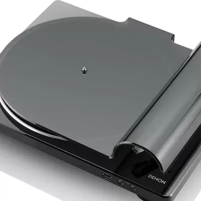 Giradiscos preto com prato e braço cilíndrico sobre fundo branco