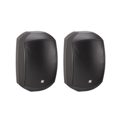 Par de colunas acústicas pretas com grelha curva e etiqueta na parte inferior