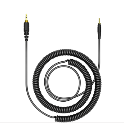 Cabo áudio espiralado preto com conectores mini jack 3,5 mm.