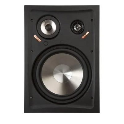 Coluna de som preta com três altifalantes circulares visíveis