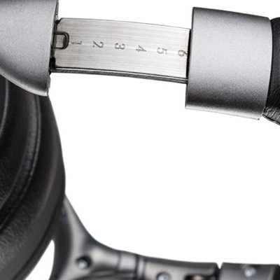 Fone de ouvido over-ear cinza e preto com ajuste metálico