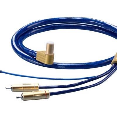 Cabo de áudio azul com conectores RCA dourados e ângulo de 90 graus