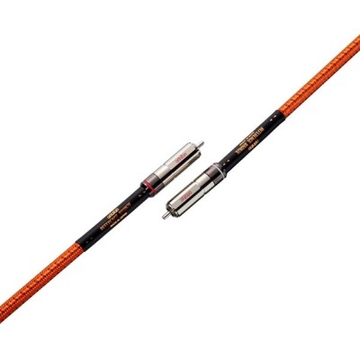 Cabo áudio laranja com conectores metálicos prateados e detalhes em preto