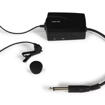 Microfone de lapela preto com caixa e conector jack