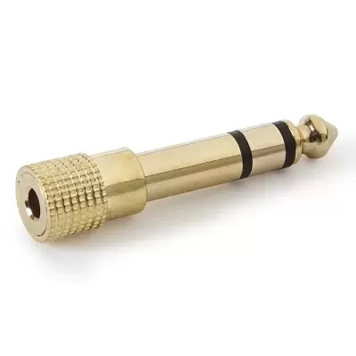 Adaptador de áudio jack metálico dourado com bandas pretas em fundo branco