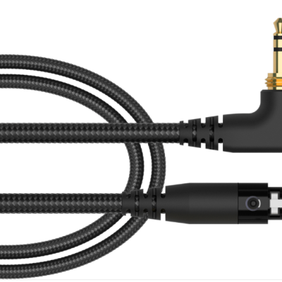 Cabo áudio preto com conector jack 3,5 mm dourado em ângulo e conector XLR