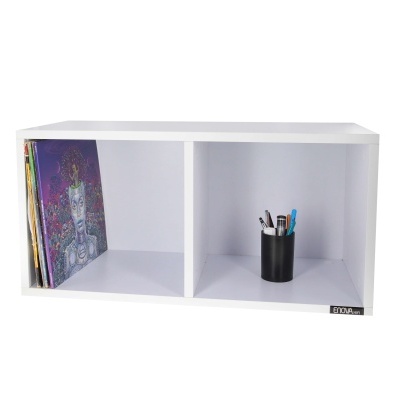 Prateleira branca com discos de vinil e canetas em caneca preta