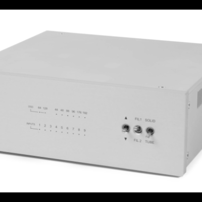 Aparelho metálico prateado DAC Blue BOX com botões e indicadores numéricos