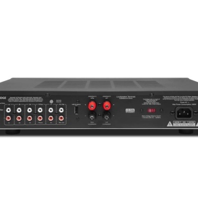 Painel traseiro de amplificador Cambridge Audio preto com conexões e etiquetas