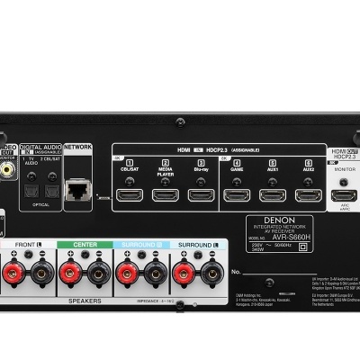 Amplificador Denon modelo AVR-2713 com múltiplas conexões e antenas Wi-Fi na parte traseira