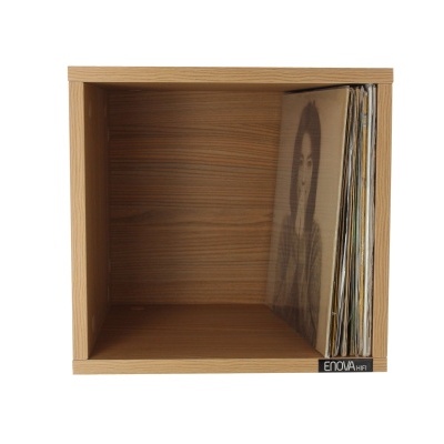Módulo de armazenamento em madeira clara com discos de vinil e etiqueta ENOVA NB-11