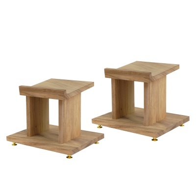 Par de suportes para colunas em madeira clara com pés dourados.