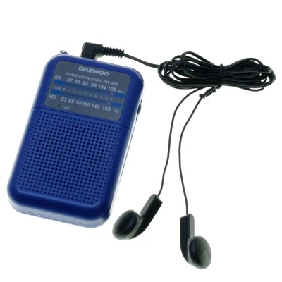 Rádio portátil azul Daewoo com auscultadores pretos e escala de frequências.