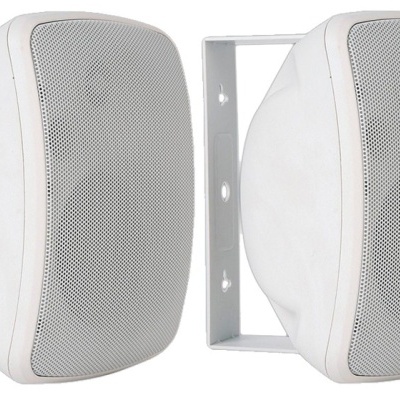 Par de colunas brancas com grelha metálica frontal cinza e suporte de parede