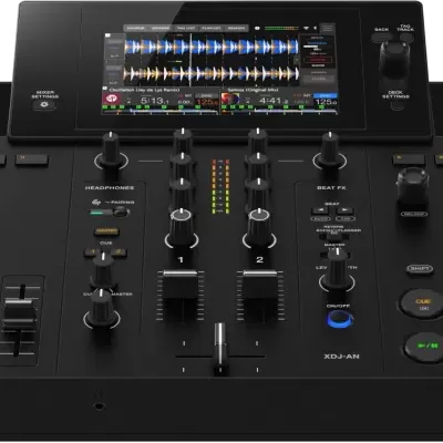Controlador DJ profissional preto com 2 jog wheels e ecrã central a cores