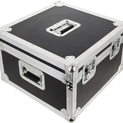 Mala de transporte preta com cantos metálicos prateados.