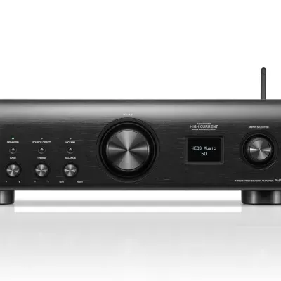 Amplificador Denon preto com visor digital e comando remoto