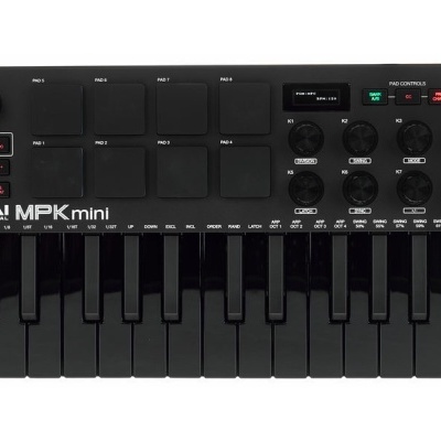 Controlador MIDI AKAI MPK mini preto com teclas e botões