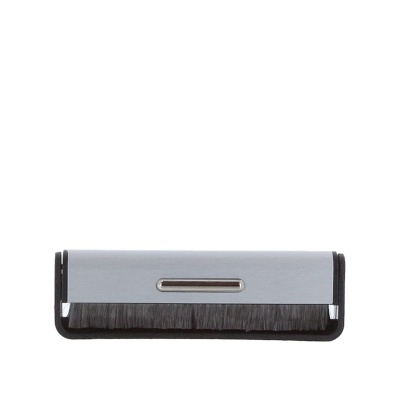 Escova multiusos com corpo metálico cinzento e cerdas pretas