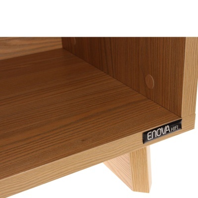 Detalhe de móvel de madeira com etiqueta ENOVA HIFI