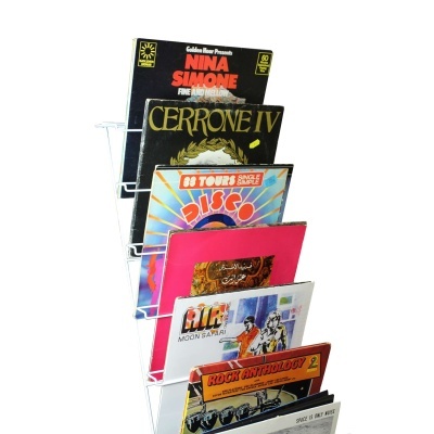 Suporte branco com discos de vinil coloridos