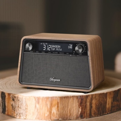 Rádio vintage em madeira com ecrã digital e botões prateados sobre base de madeira