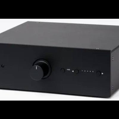 Amplificador de áudio preto com botões e indicadores LED