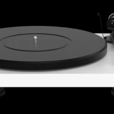 Aparelho giradiscos branco com prato preto e braço de leitura preto e vermelho