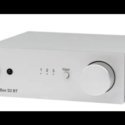 Aparelho electrónico prateado com botões frontais e texto Stereo Box S2 BT