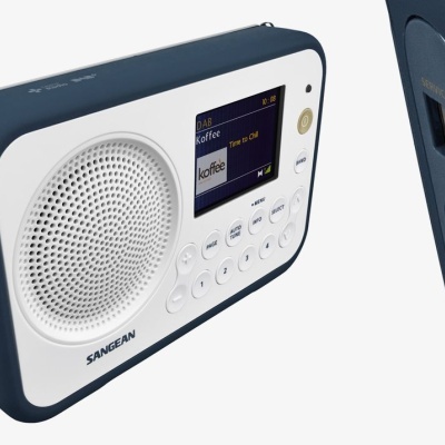 Rádio portátil SANGEAN azul e branco com ecrã digital