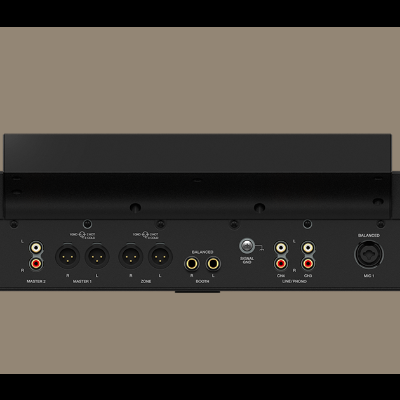 Parte traseira de barra de som preta com múltiplas portas e conexões