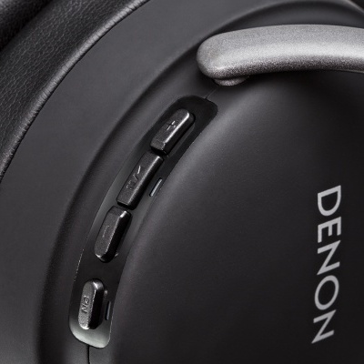Auriculares Denon sem fios de cor preta com botões de controlo na lateral