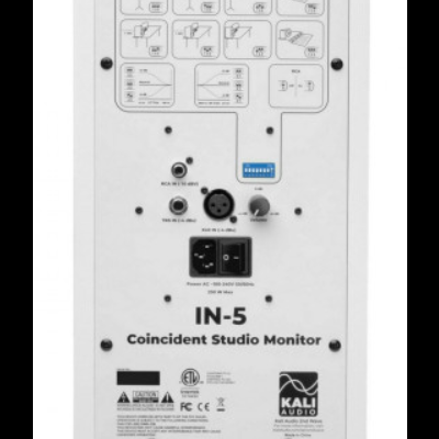 Painel traseiro branco de monitor de estúdio electrónico com entradas de áudio e etiquetas