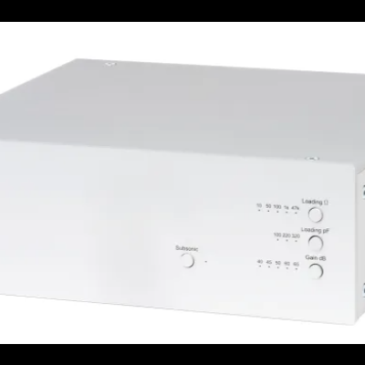 Amplificador de som branco com botões frontais e texto de marca