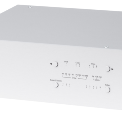 Aparelho de áudio branco metálico com botões e indicadores luminosos no painel frontal