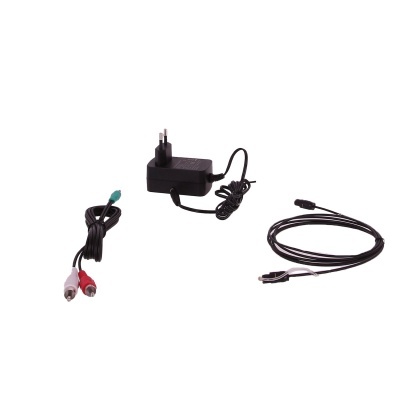 Três cabos eletrónicos de cor preta e um adaptador com ficha europeia