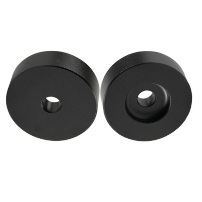 Duas peças redondas pretas com orifício central