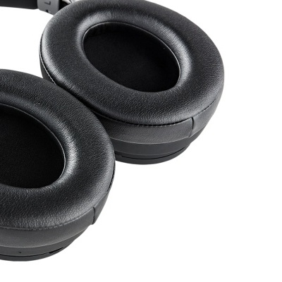 Auriculares pretos com almofadas em couro sintético