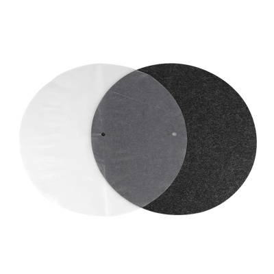 Três discos circulares de cores branca, cinzenta e preta com furos pequenos.