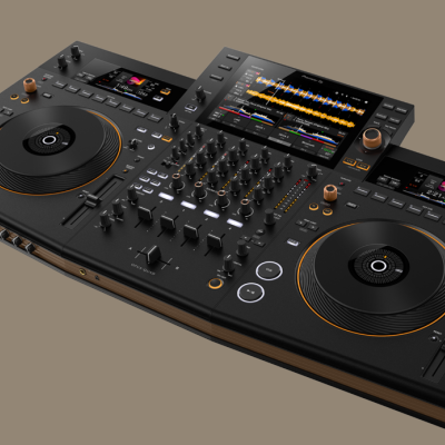Controladora DJ profissional preta com detalhes dourados e dois decks