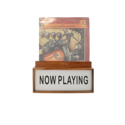 Porta-CD em madeira com suporte de mesa e placa NOW PLAYING