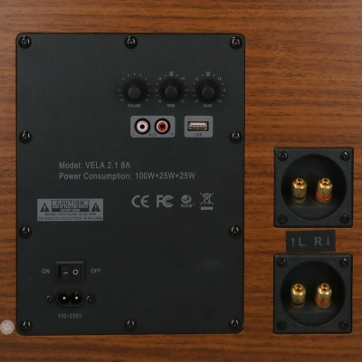 Painel traseiro preto de subwoofer de madeira com botões de controlo e entradas