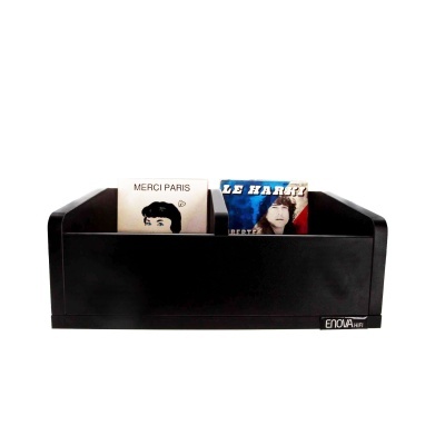 Suporte preto para vinis com dois discos, um 'MERCI PARIS' e outro 'LE HARRI'.